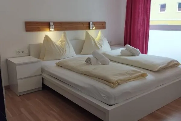 Schlafzimmer 2, Doppelbett  Bergblick by Alpenidyll Apartments