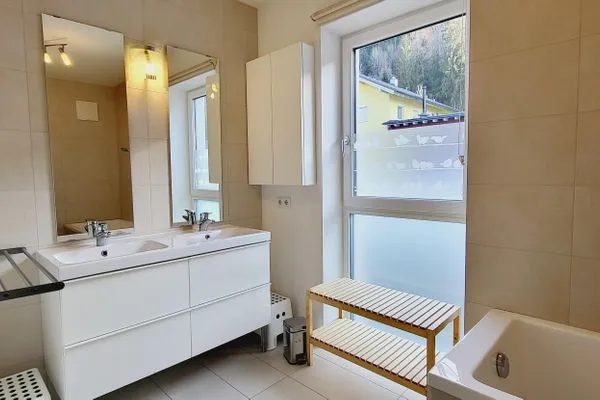 Badezimmer, Dusche und Badewanne  Bergblick by Alpenidyll Apartments