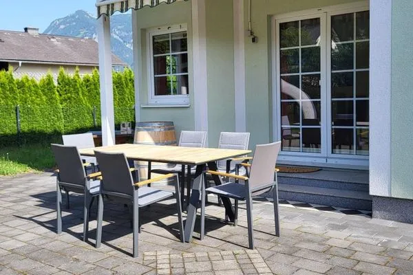 Außenanlage mit Sitzbereich  Ferienhaus Aich by Alpenidyll Apartments