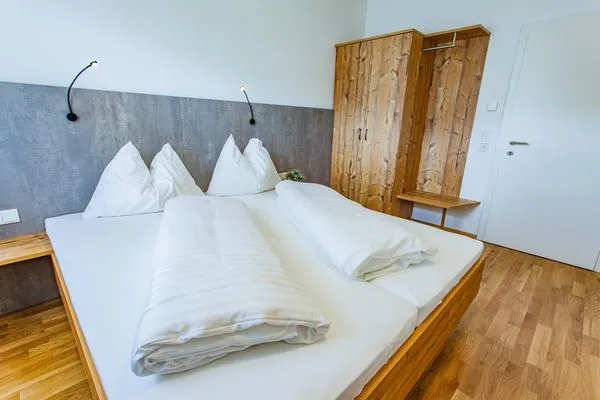 Schlafzimmer 1, Doppelbett  Happy Aich 4 by Alpenidyll Apartments