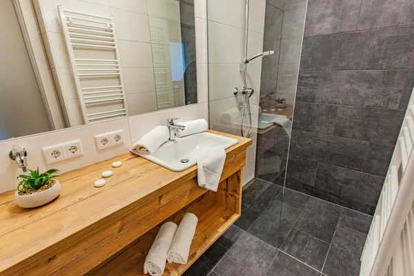 Badezimmer 1, Dusche  Happy Aich 4 by Alpenidyll Apartments
