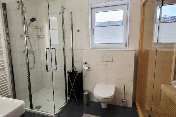 Badezimmer mit Dusche, WC und Sauna  LandLiebe Aich by Alpenidyll Apartments