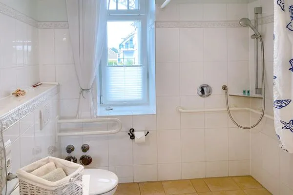 Badezimmer  Villa Hansa App. A1 - Ostseeappartement mit Panorama-Meerblick & direktem Strandzugang