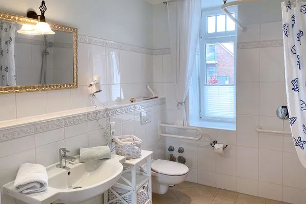 Badezimmer  Villa Hansa App. A1 - Ostseeappartement mit Panorama-Meerblick & direktem Strandzugang