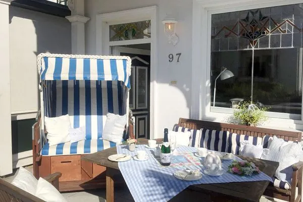 Terrasse  Villa Hansa App. C1 - mit Strandkorb und Palmen auf der Terrasse