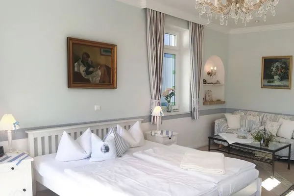 Wohnzimmer  Villa Hansa App. C1 - mit Strandkorb und Palmen auf der Terrasse