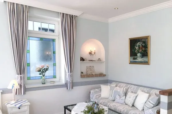 Wohnzimmer  Villa Hansa App. C1 - mit Strandkorb und Palmen auf der Terrasse