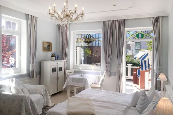 Wohnzimmer  Villa Hansa App. C1 - mit Strandkorb und Palmen auf der Terrasse