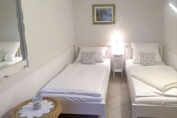 Schlafzimmer  Villa Hansa App. C1 - mit Strandkorb und Palmen auf der Terrasse