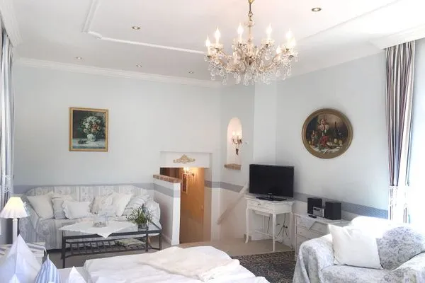 Wohnzimmer  Villa Hansa App. C1 - mit Strandkorb und Palmen auf der Terrasse