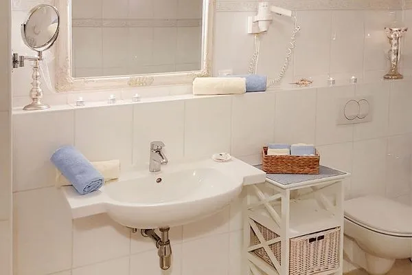 Badezimmer  Villa Hansa App. C1 - mit Strandkorb und Palmen auf der Terrasse