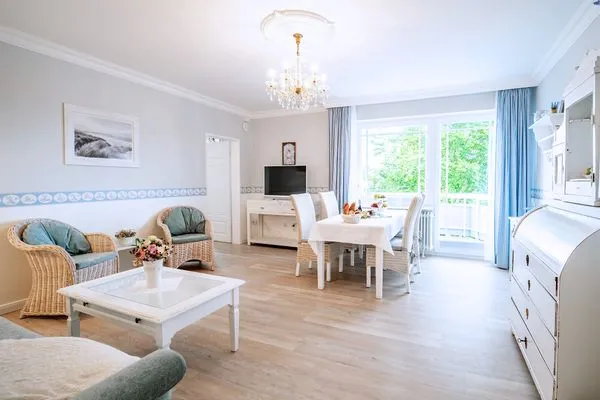 Wohnzimmer  Haus Midsommer App. 20 - Urlaub mit Kindern – Strand, Balkon & viel Raum