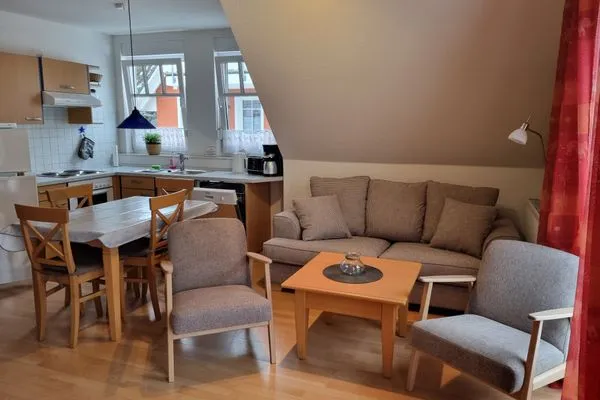 Wohnbereich mit Sofa und Blick zur Küche Zur Hanse Wohnung 4.3 - Zur Hanse Süd