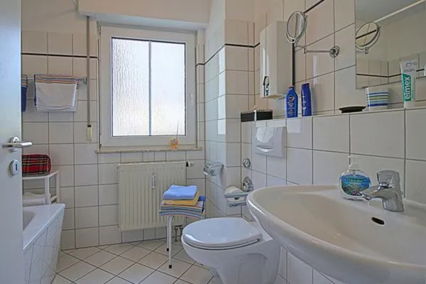 Badezimmer  Ferienwohnung Kapitänsmesse -  traumhafter Ausblick über Hafen und Meer