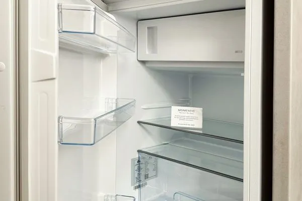 Kühlschrank mit Gefrierfach  Strandnahe Mini Ferienwohnung im Souterrain mit gratis Wäschepaket