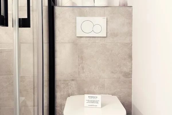 Modernes Badezimmer mit Dusche und WC  Strandnahe Mini Ferienwohnung im Souterrain mit gratis Wäschepaket