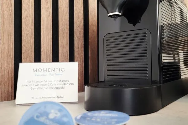 Caffissimo Kaffeemaschine mit 2 Willkommens-Pads  Strandnahe Mini Ferienwohnung im Souterrain mit gratis Wäschepaket