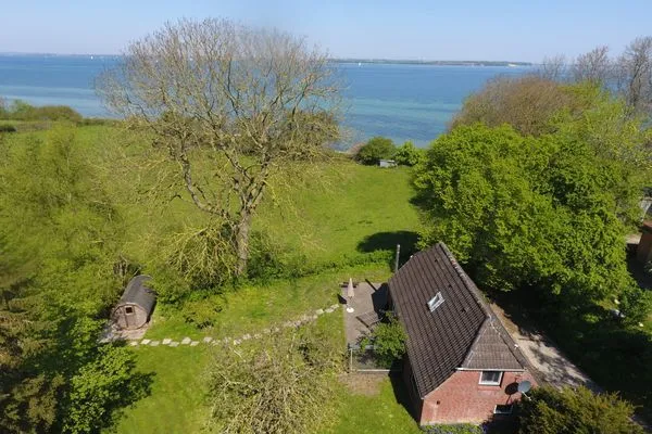 Blick über den eingezäunten Garten  (min. 90 cm) und auf die Flensburger Förde  Strandhaus am Mühlendamm
