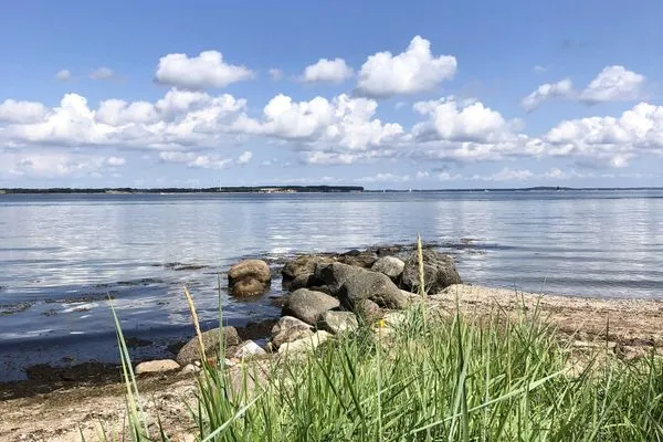 Der Strand am Mühlendamm mit Dänemark im Hintergrund  Strandhaus am Mühlendamm