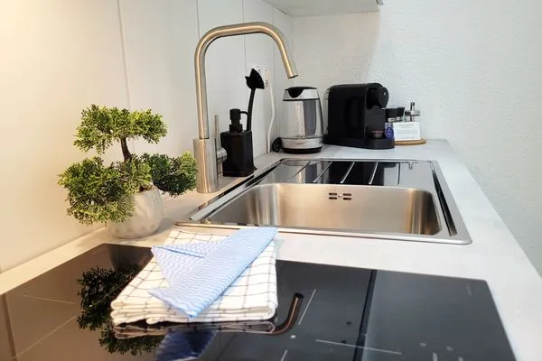 Momentic-Küchenausstattung  Charmantes Appartement am Hafen mit gratis Bettwäsche-Paket und Terrasse