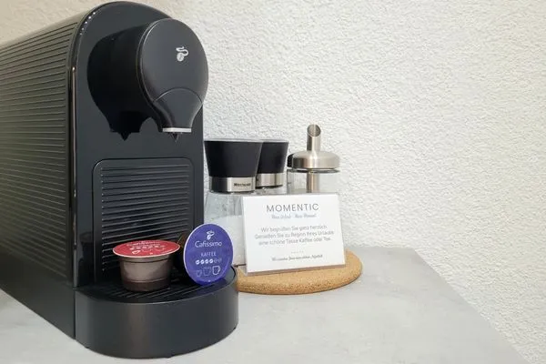 Caffissimo Kaffeemaschine mit 2 Willkommens-Pads  Charmantes Appartement am Hafen mit gratis Bettwäsche-Paket und Terrasse