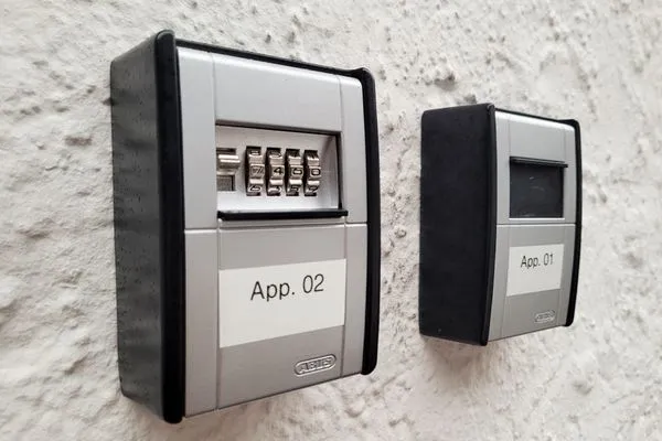 Flexibler Check-In per Schlüsselcode  Charmantes Appartement am Hafen mit gratis Bettwäsche-Paket und Terrasse