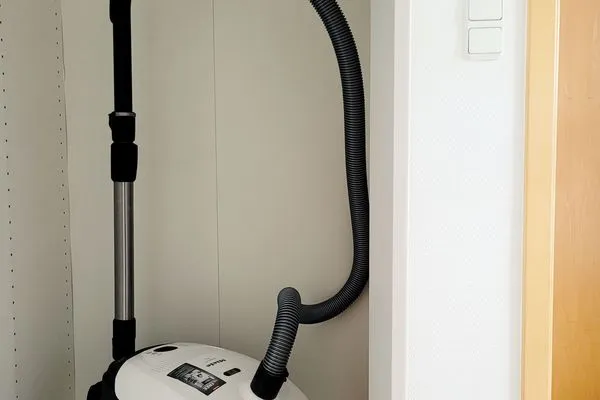 Waschmaschine, Trockner und Staubsauger im Nebenraum  Charmantes Appartement am Hafen mit gratis Bettwäsche-Paket und Terrasse