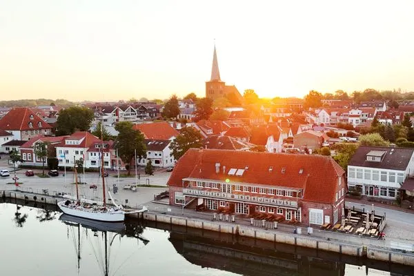 Blick auf Neustadt in Holstein aus der Luft  Charmantes Appartement am Hafen mit gratis Bettwäsche-Paket und Terrasse