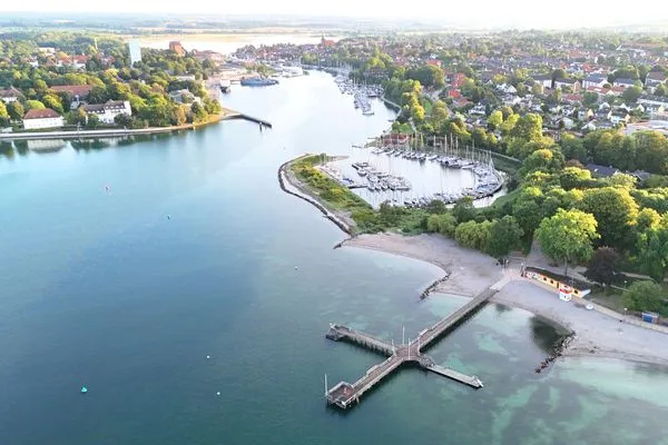 Blich auf die Hafeneinfahrt von Neustadt in Holstein  Charmantes Appartement am Hafen mit gratis Bettwäsche-Paket und Terrasse