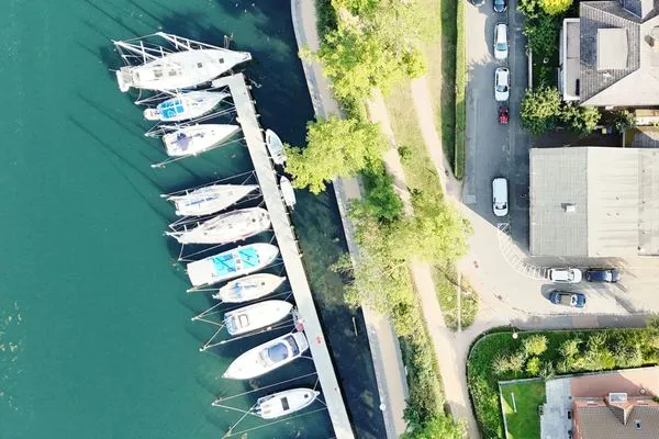 Appartement von oben aus der Luft - Nur 30 Meter bis zum Wasser  Charmantes Appartement am Hafen mit gratis Bettwäsche-Paket und Terrasse