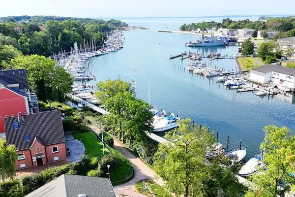 Unsere Ferienanlage direkt am Wasser und Seglerhafen von Neustadt  Charmantes Appartement am Hafen mit gratis Bettwäsche-Paket und Terrasse