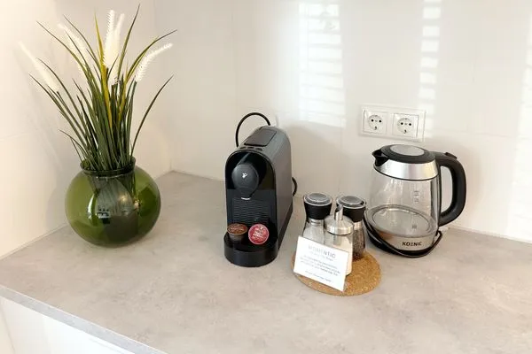 Caffissimo Kaffeemaschine mit 2 Willkommens-Pads  Romantische Ferienwohnung am Hafen mit gratis Bettwäsche-Paket und Terrasse