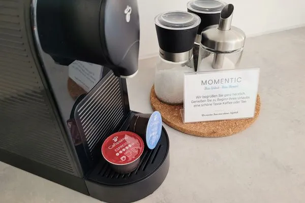 Caffissimo Kaffeemaschine mit 2 Willkommens-Pads  Romantische Ferienwohnung am Hafen mit gratis Bettwäsche-Paket und Terrasse