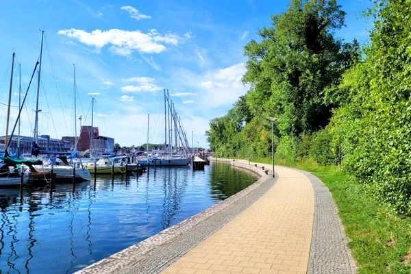 Strandpromenade zwischen Hafen und Strand  Romantische Ferienwohnung am Hafen mit gratis Bettwäsche-Paket und Terrasse