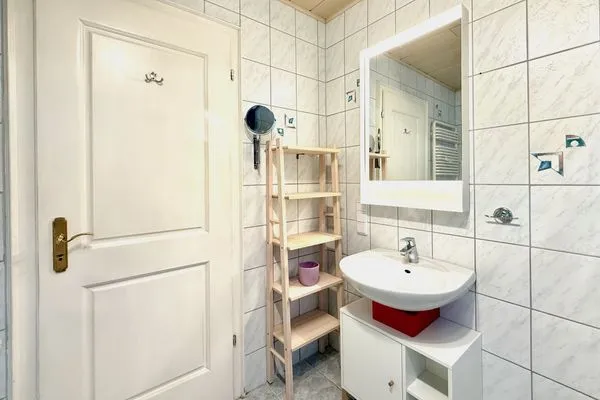  Ferienwohnung Uschis Sommergarten Seenahes Allgäu - Badzimmer 1 mit Wanne und Dusche