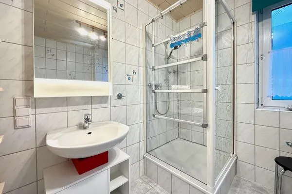  Ferienwohnung Uschis Sommergarten Seenahes Allgäu - Badzimmer 1 mit Wanne und Dusche