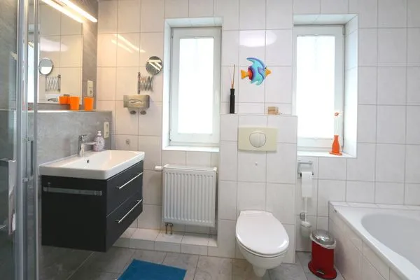 Badezimmer mit Badewanne und Dusche  Rosenberg-Siedlung 21
