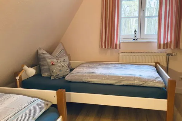 Schlafzimmer mit Einzelbetten Achtern Diek Achtern Diek 12b - Wohnung 5