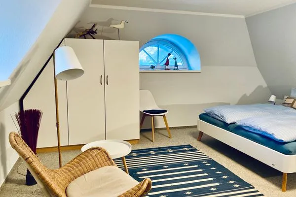 Schlafzimmer mit Doppelbett und Kleiderschrank Achtern Diek Achtern Diek 12b - Wohnung 5