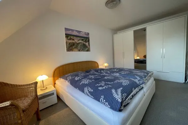 Schlafzimmer mit Doppelbett und Kleiderschrank  Birkenstrasse 6i Wohnung 18