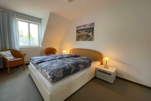 Schlafzimmer mit Doppelbett  Birkenstrasse 6i Wohnung 18