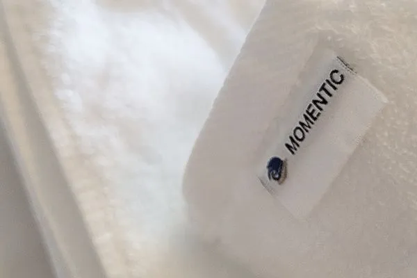 Gemütliches Doppelbett mit gratis Bettwäsche-Paket von Momentic  Kostengünstige & charmante Ferienunterkunft ohne Küche und in Strandnähe - inkl. Fahrradunterstellplatz