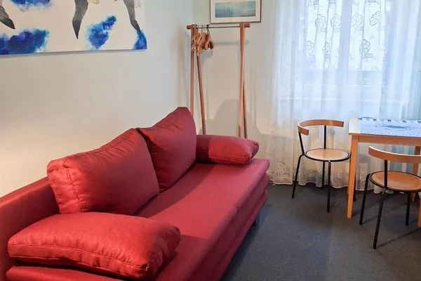 Schlafzimmer mit bequemer Schlafcouch Haus Fritz-Reuter-Straße 5 Ferienwohnung Herbst