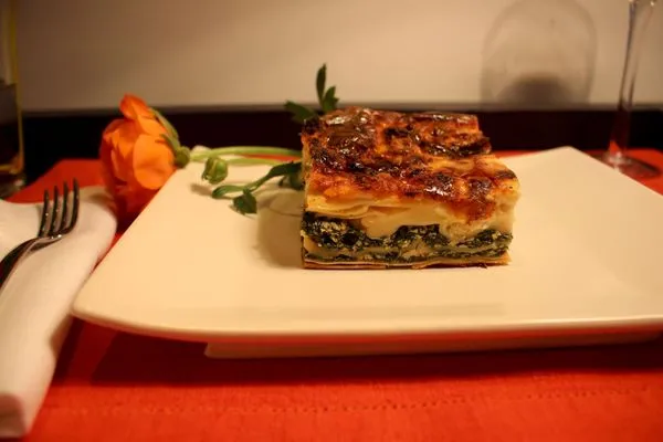 Moussakas me Spanaki