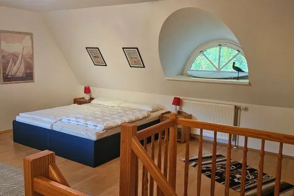 Schlafzimmer mit Doppelbett im Dachgeschoss Achtern Diek Achtern Diek 12b - Wohnung 6