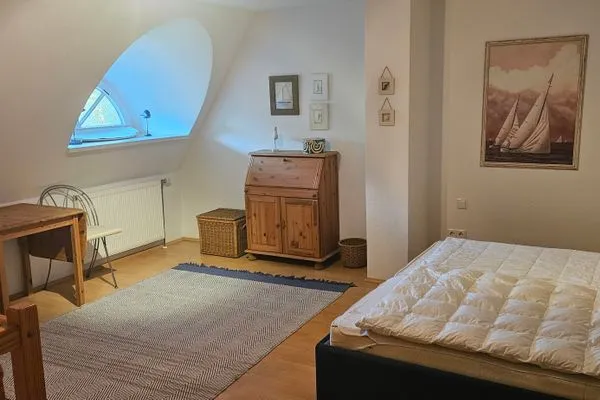 Schlafzimmer mit Doppelbett und Sitzbereich Achtern Diek Achtern Diek 12b - Wohnung 6