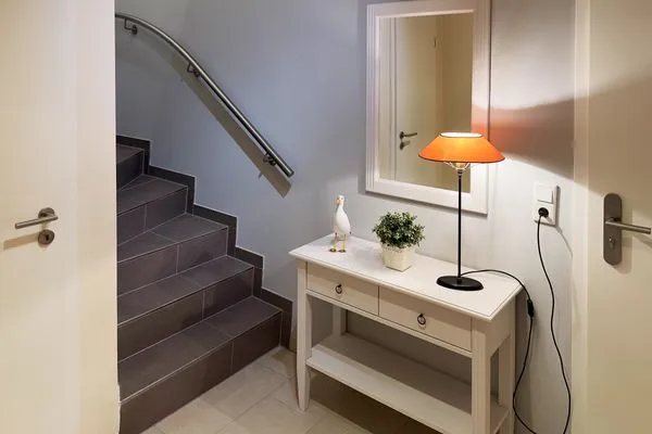 Korridor unten mit Treppe zum Wohnzimmer und zur Küche Strand Residenz Ferienwohnung "Strandruh"