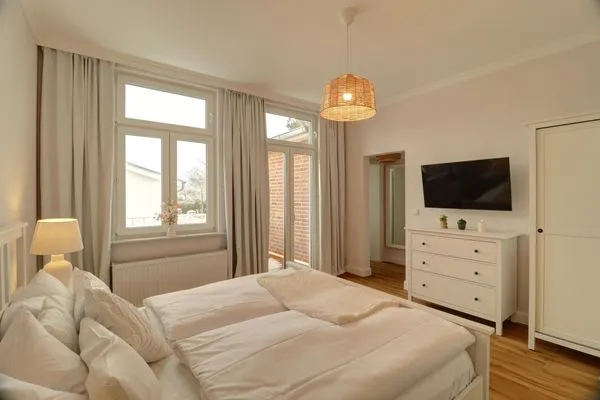 Schlafzimmer  Villa Johanna  App.1 - mit zwei Balkonen & Garten - nur wenige Schritte vom Strand
