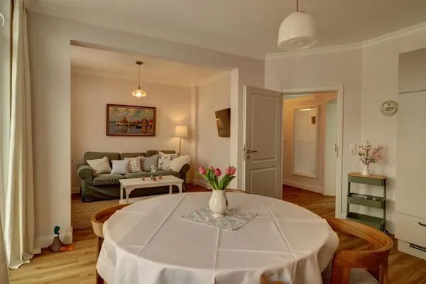 Wohnzimmer  Villa Johanna App. 3 - großzügiges Ferienappartement mit Balkon & Weitblick über den Niendorfer Hafen