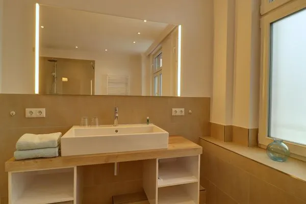 Badezimmer  Villa Johanna App. 3 - großzügiges Ferienappartement mit Balkon & Weitblick über den Niendorfer Hafen